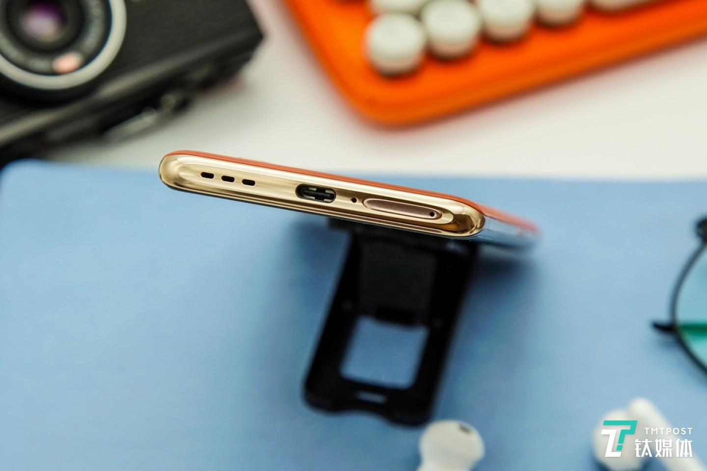 底部Type-C充电接口