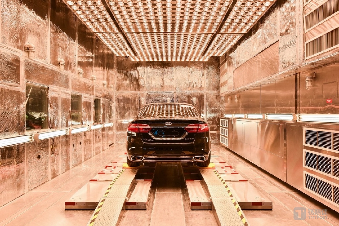 异响测试实验室配备四柱液压振动台,可以模拟车辆在各种路面上的颠簸情况,可以在开发阶段解决和异响有关的问题,并保证车辆的稳定性和耐久性