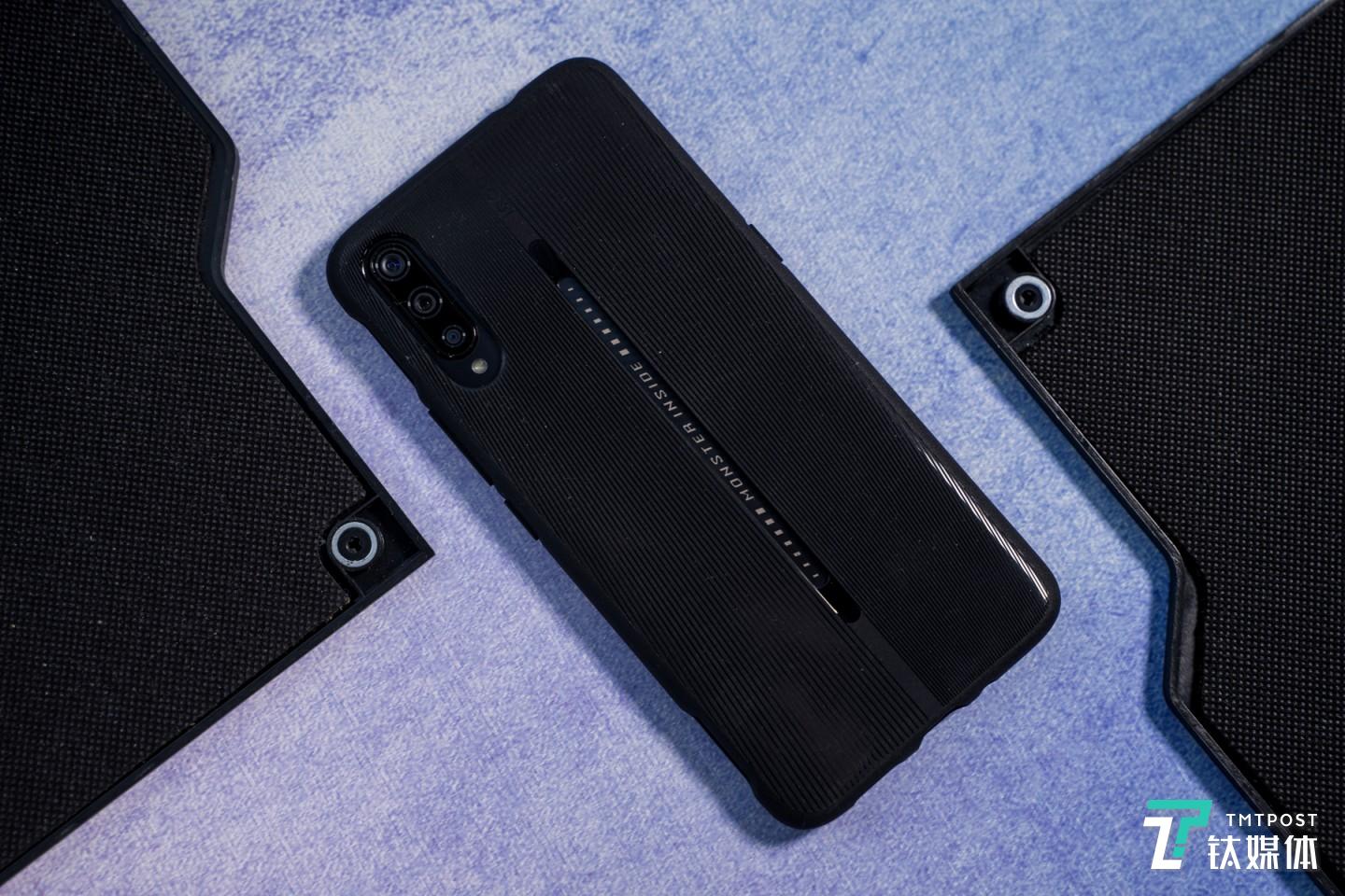 自带的保护套特意做了凹槽