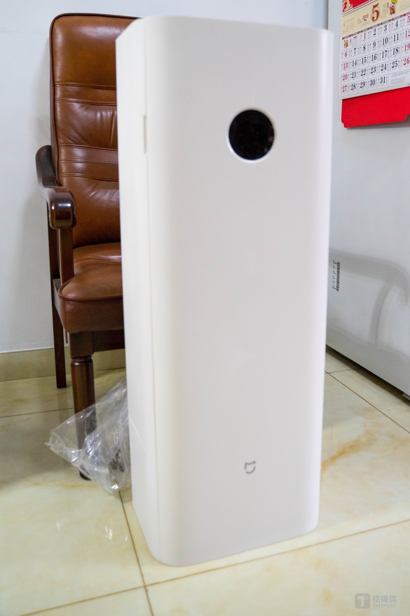 采用白色设计，中间为OLED屏幕