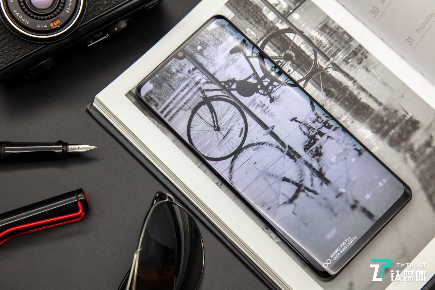 6.47英寸超窄边框屏幕