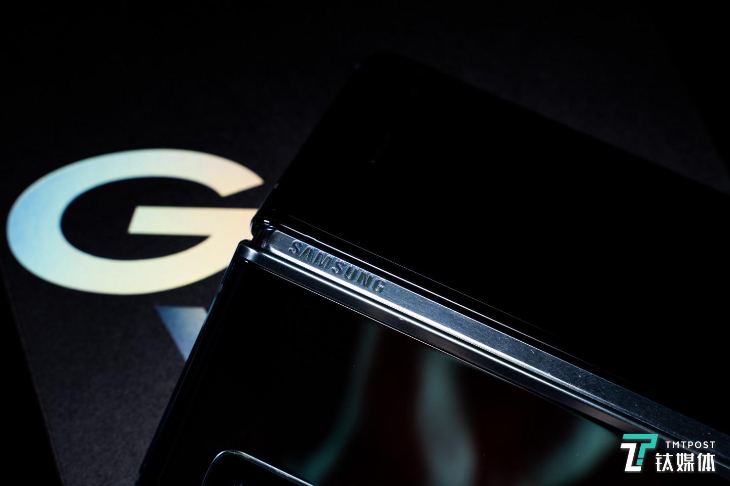 采用铰链连接的折叠设计