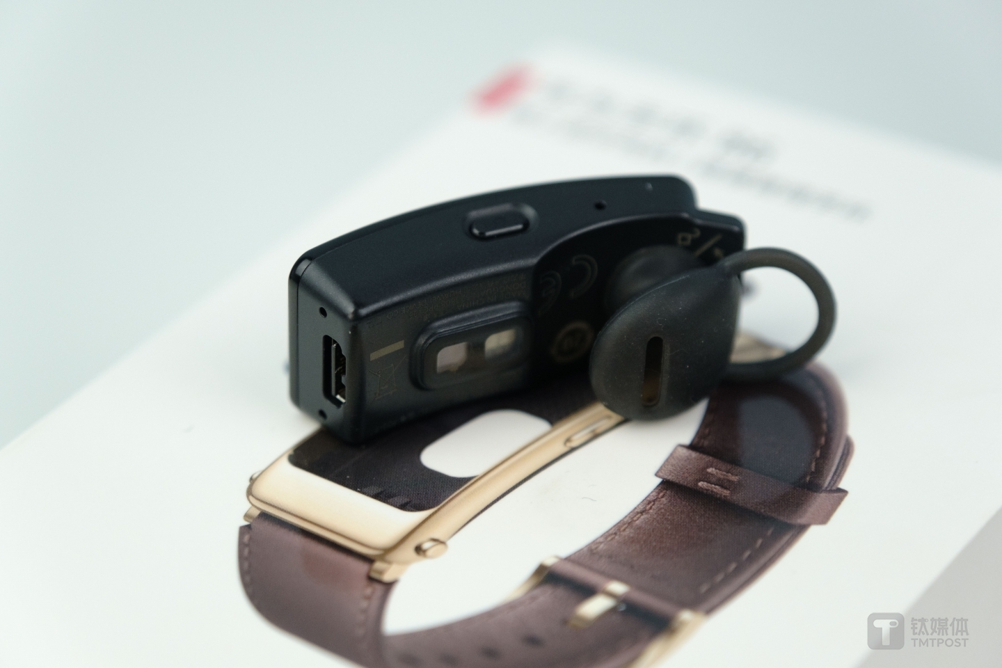 华为手环B6内侧的心率传感器