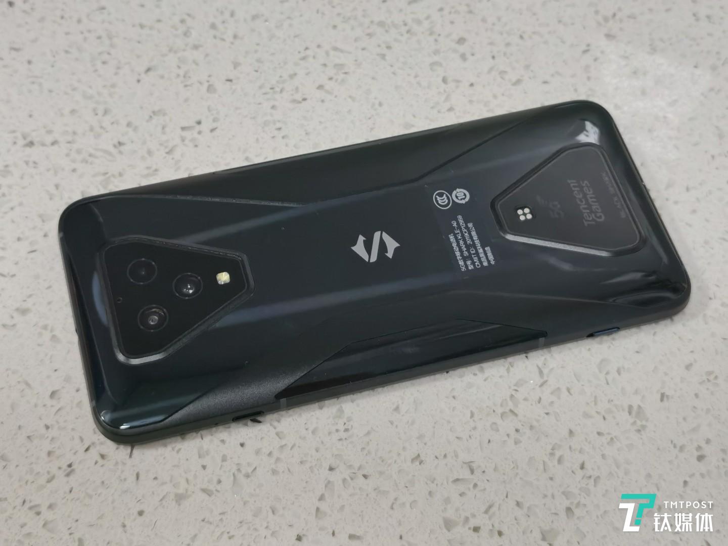 手机背部是一个X形态设计