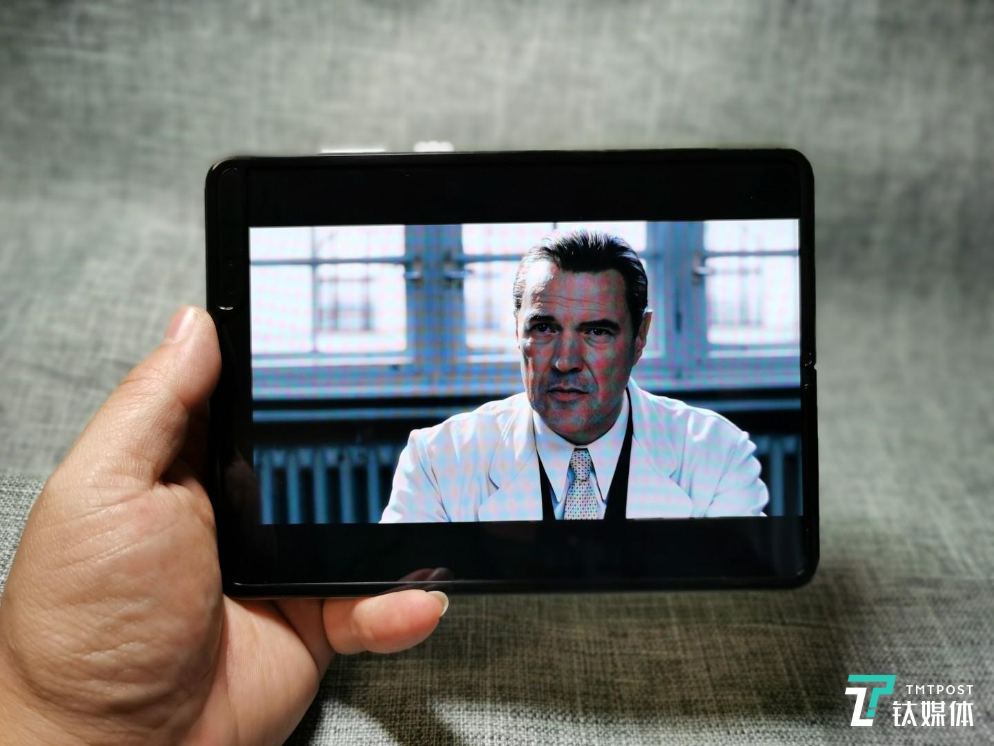 看电影用折叠屏还是很爽的