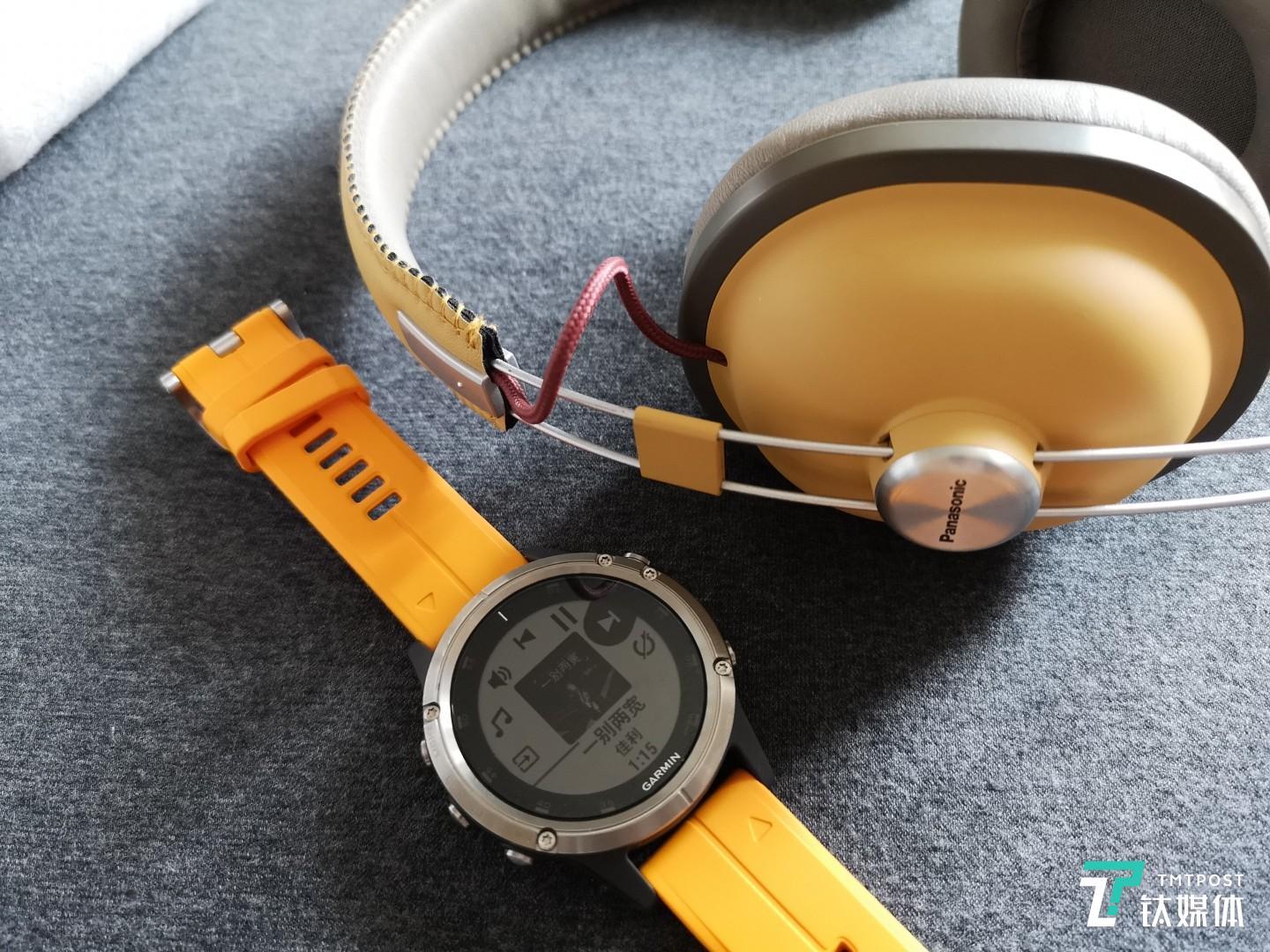 可以通过蓝牙和耳机相连,直接播放手表中的歌曲