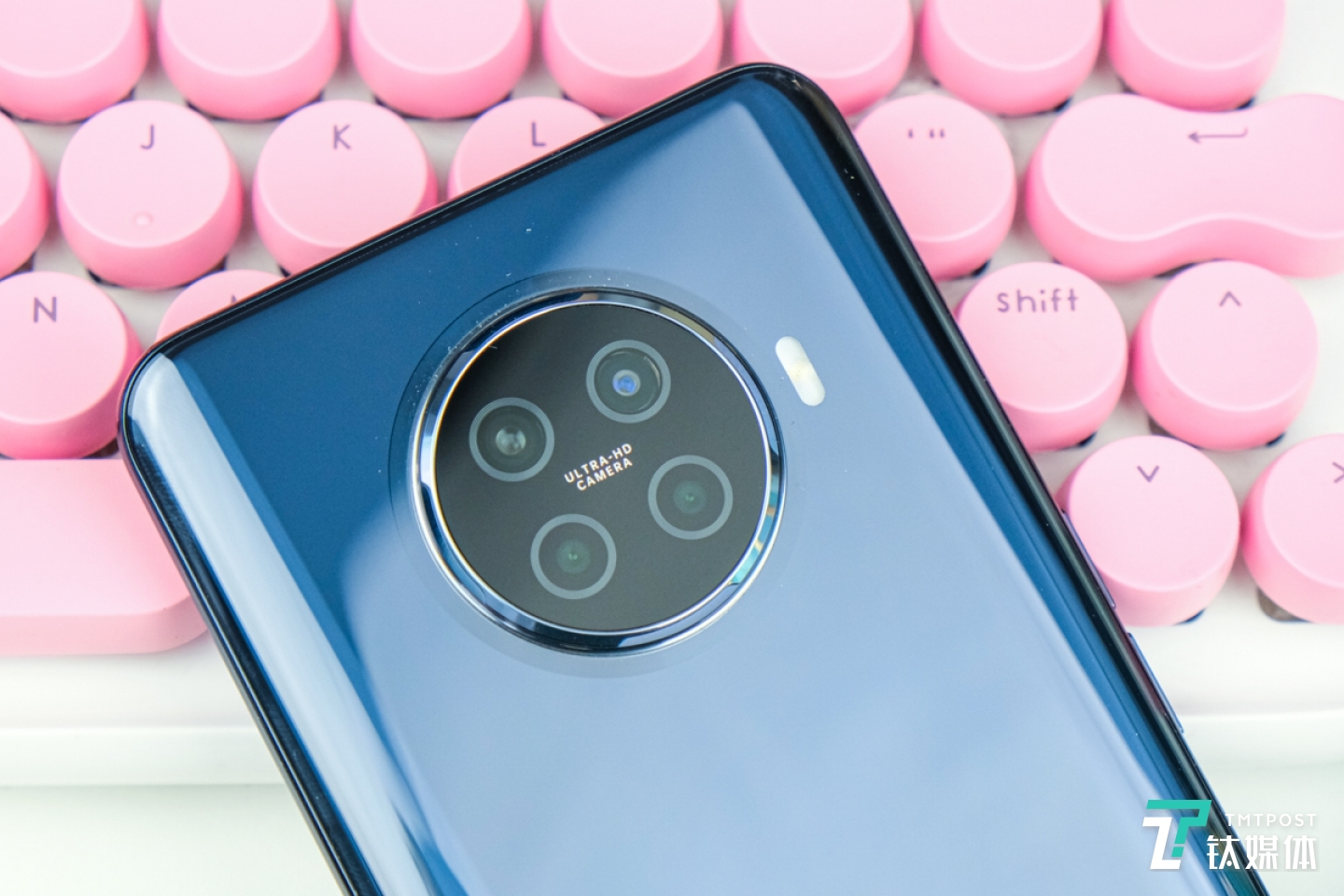 4800万主摄+800万超广角+复古肖像风格与漏光人像风格镜头