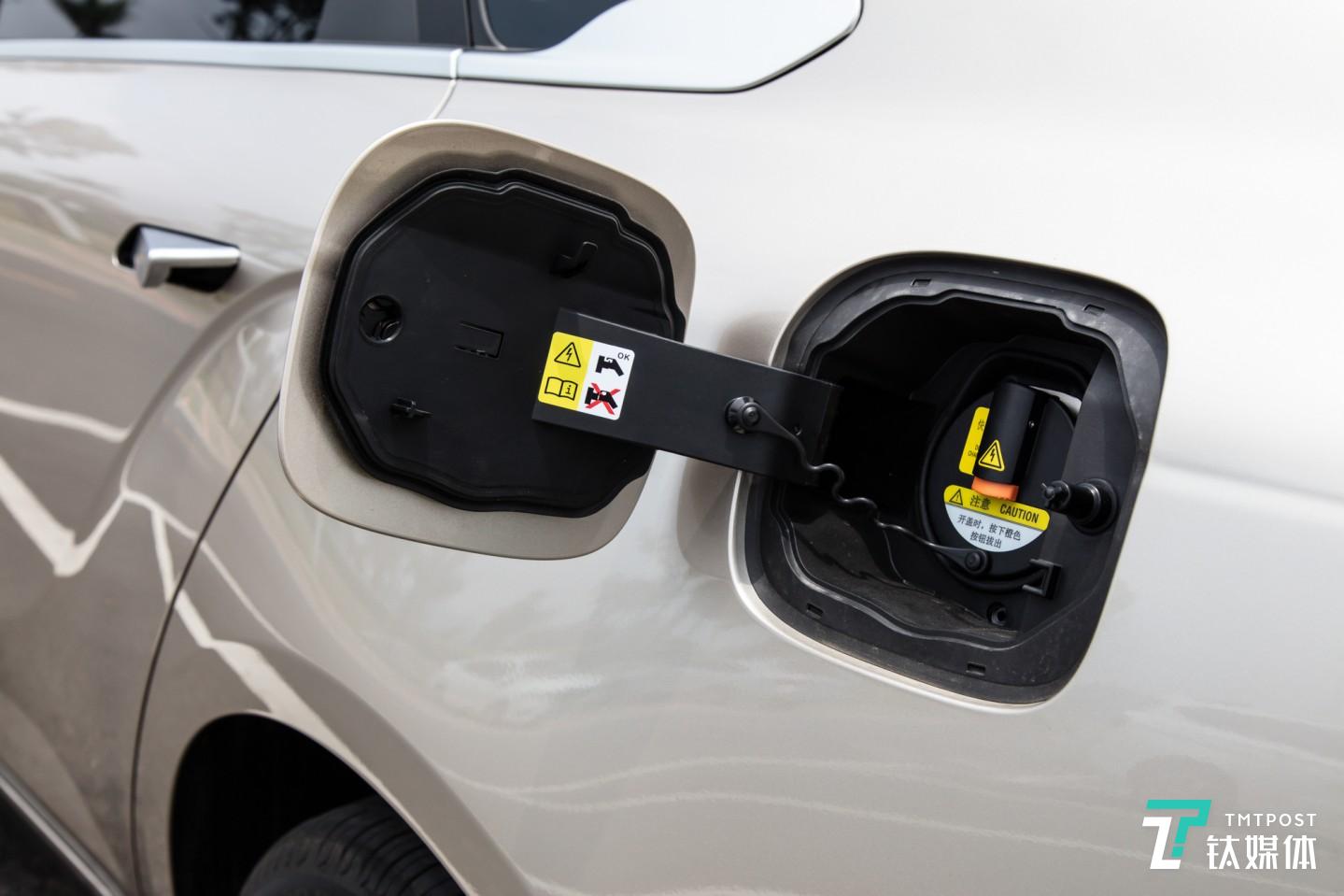车身尾部66kW直流快充接口