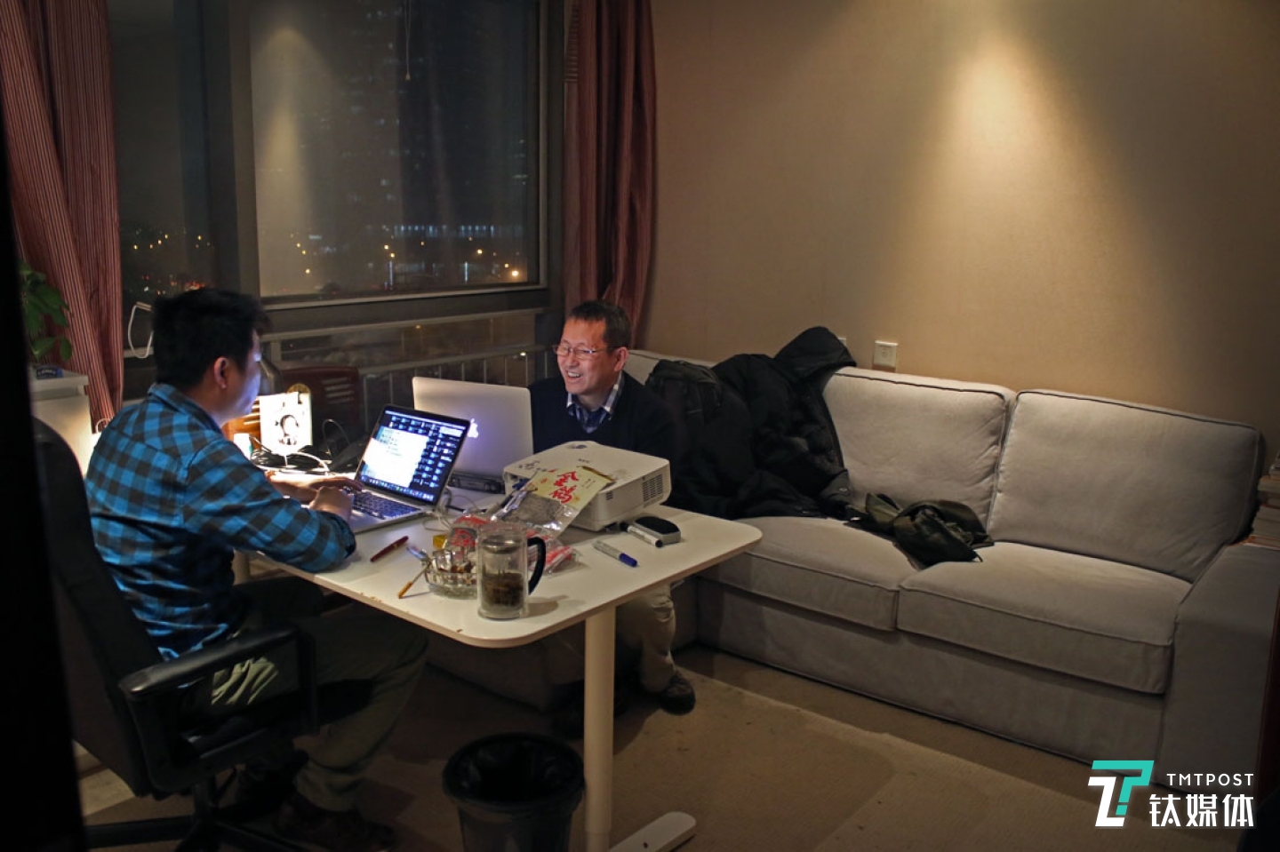 云動(dòng)創(chuàng)想的北京辦公室，曾德鈞和同事商討工作。做互聯(lián)網(wǎng)時(shí)代的國(guó)際化音響品牌，是曾德鈞的目標(biāo)，下一步，云動(dòng)公司計(jì)劃到美國(guó)和德國(guó)組建團(tuán)隊(duì)，&ldquo;我們最大的優(yōu)勢(shì)，是硬件、軟件產(chǎn)品的國(guó)際化水平，品質(zhì)我很有信心，中國(guó)企業(yè)要升級(jí)換代，要品牌升級(jí)，要有國(guó)際化品牌，國(guó)際化思路，國(guó)際化野心，沒(méi)有這些是沒(méi)法往前面走得更遠(yuǎn)的，這是我的目標(biāo)&rdquo;。