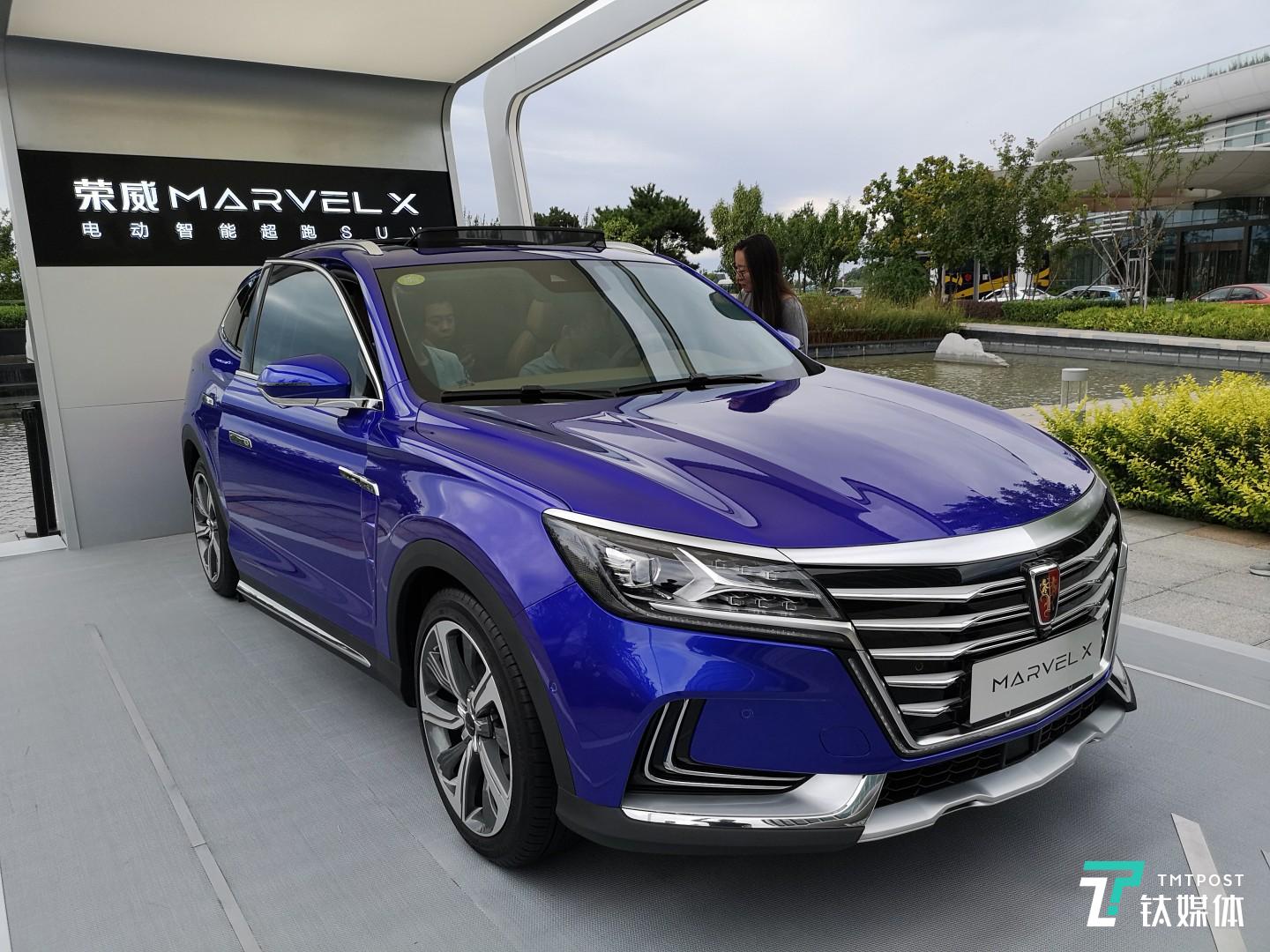 克莱因蓝是主打色