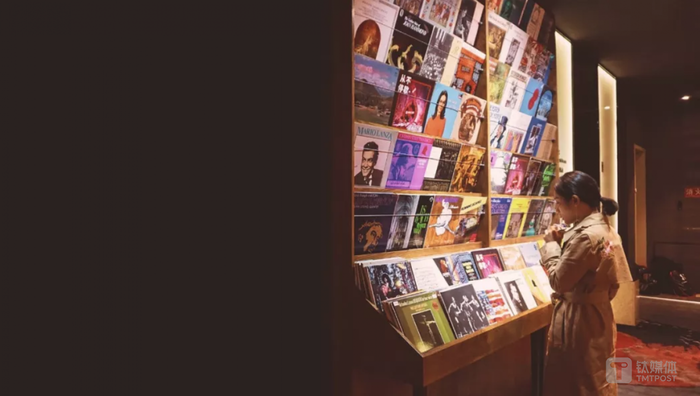 大堂的黑胶唱片墙