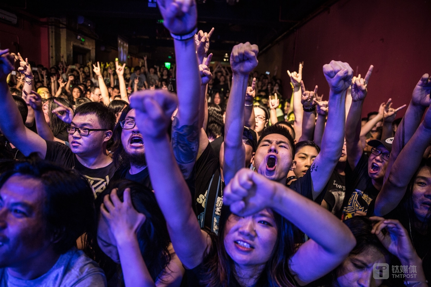 金属党。北京愚公移山，观看金属重金属乐队Kreator演出的乐迷。对金属党来说，一段恰当的RIFF就可以点燃他们内心的狂野和侵略性。