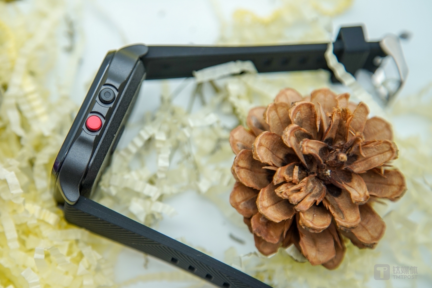 右侧两枚实体按键