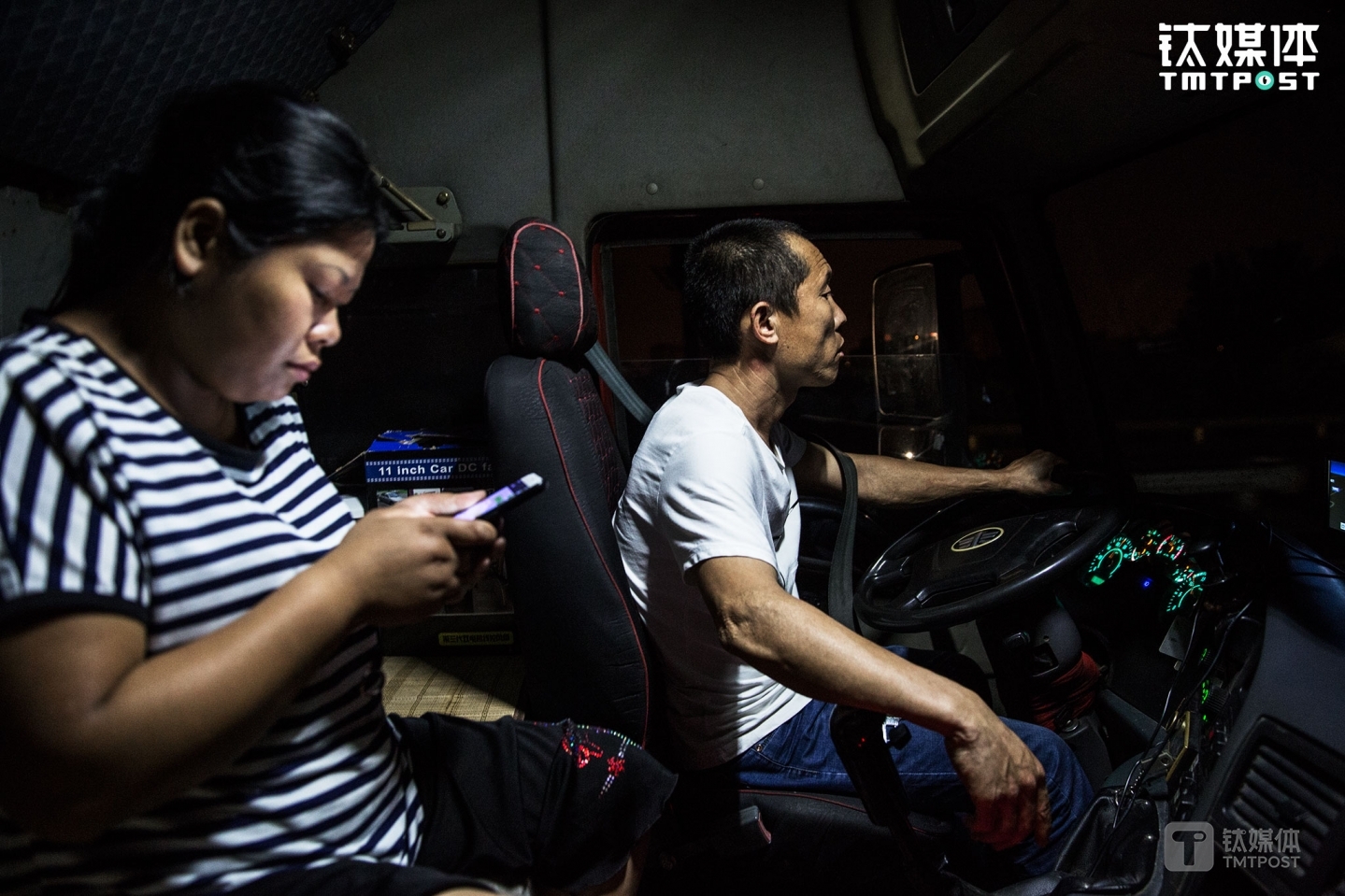 钛媒体《在线》跟拍了一堆货车司机夫妇：货车车主金强、王静夫妇。