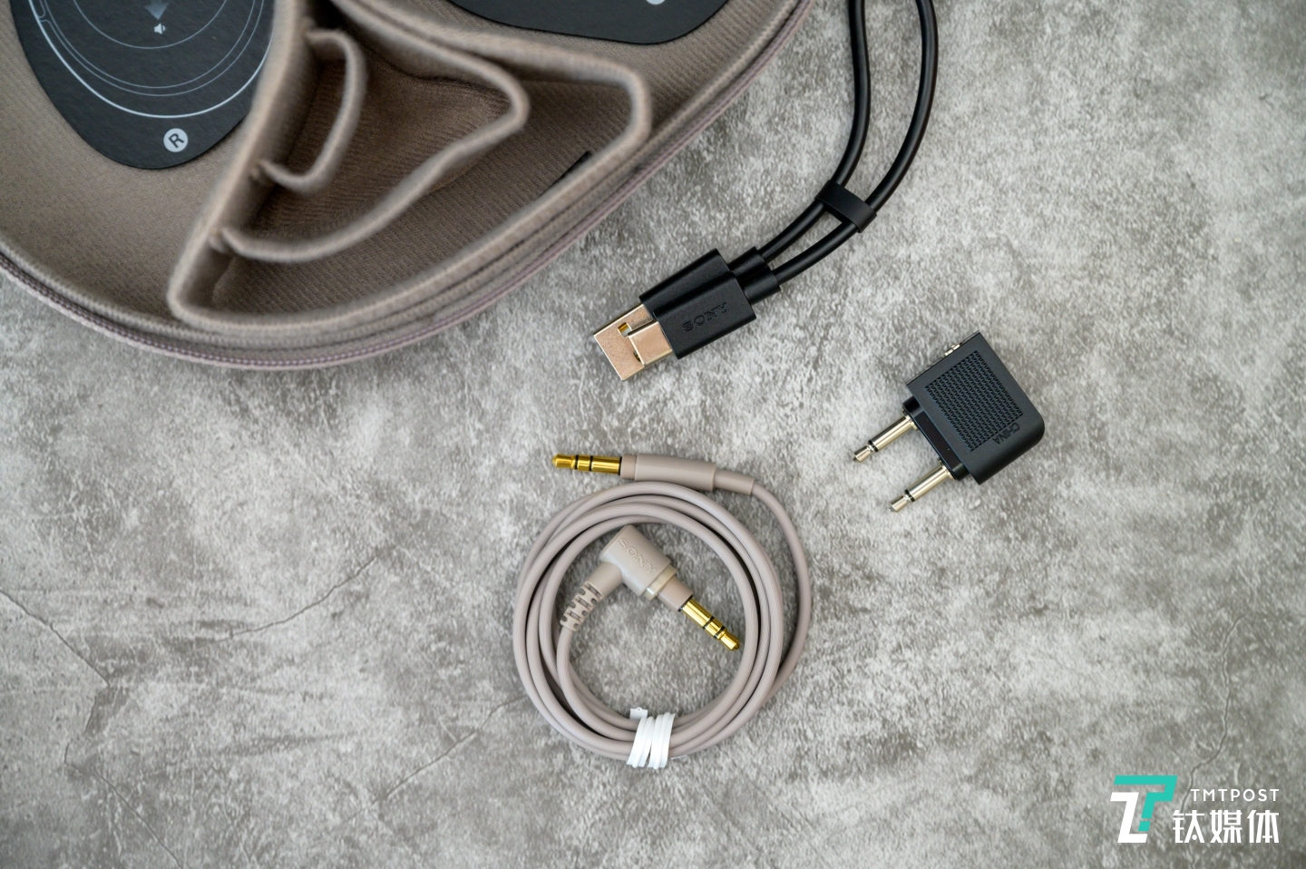 附赠的配件包括3.5mm连接线，依然可以通过有线连接带来更好音质