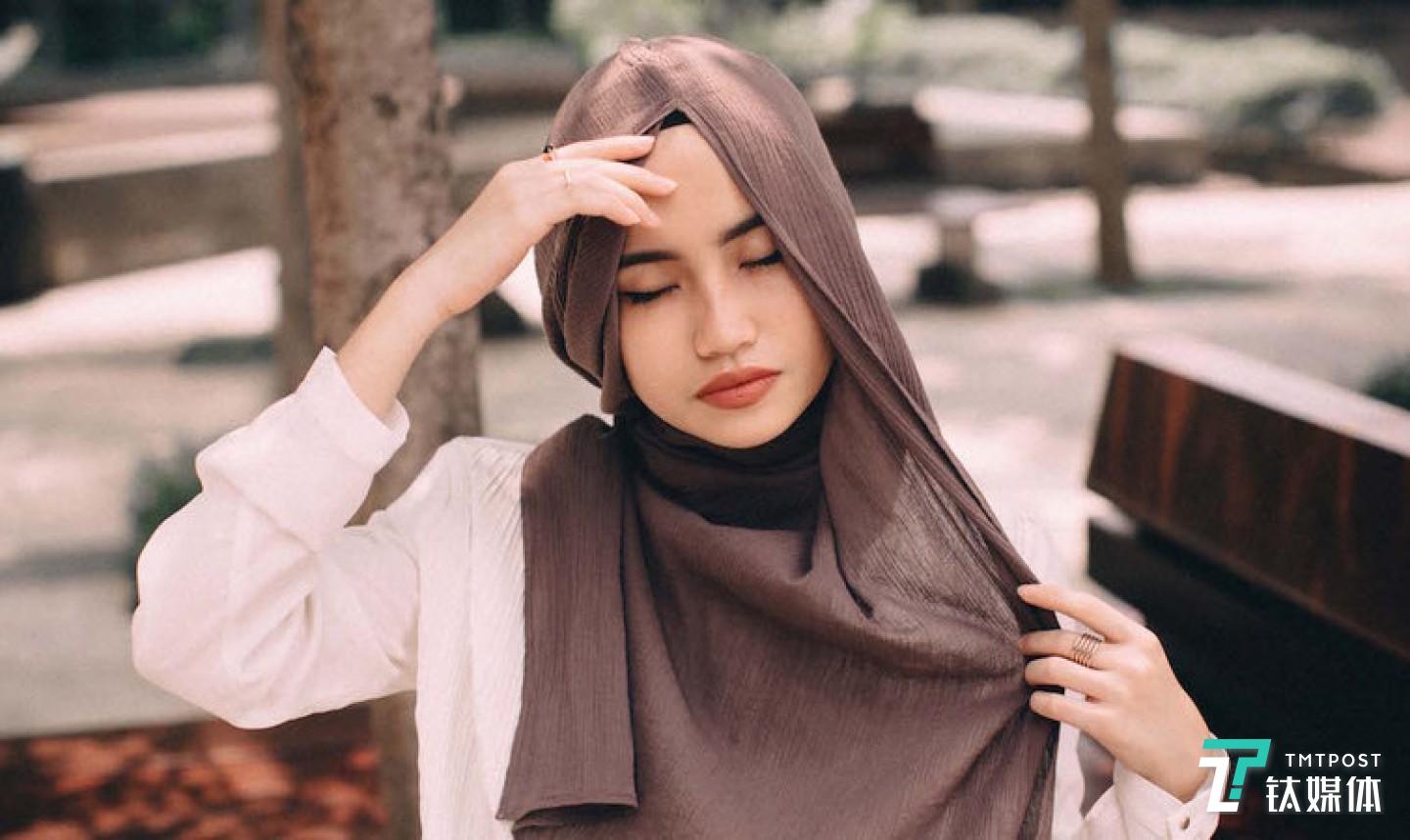 2016年Hana Tajima 的穆斯林女裝合作系列將于今年 7 月在優(yōu)衣庫中國的部分門店有售