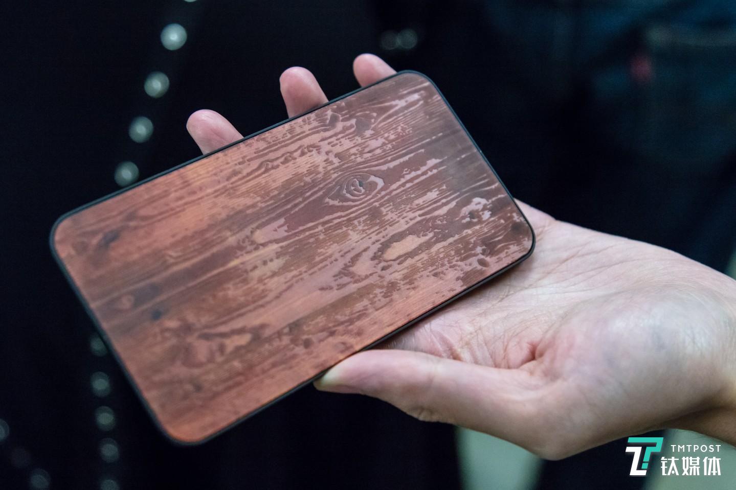 利用玻璃表面的雕刻技术模拟木制材料手感