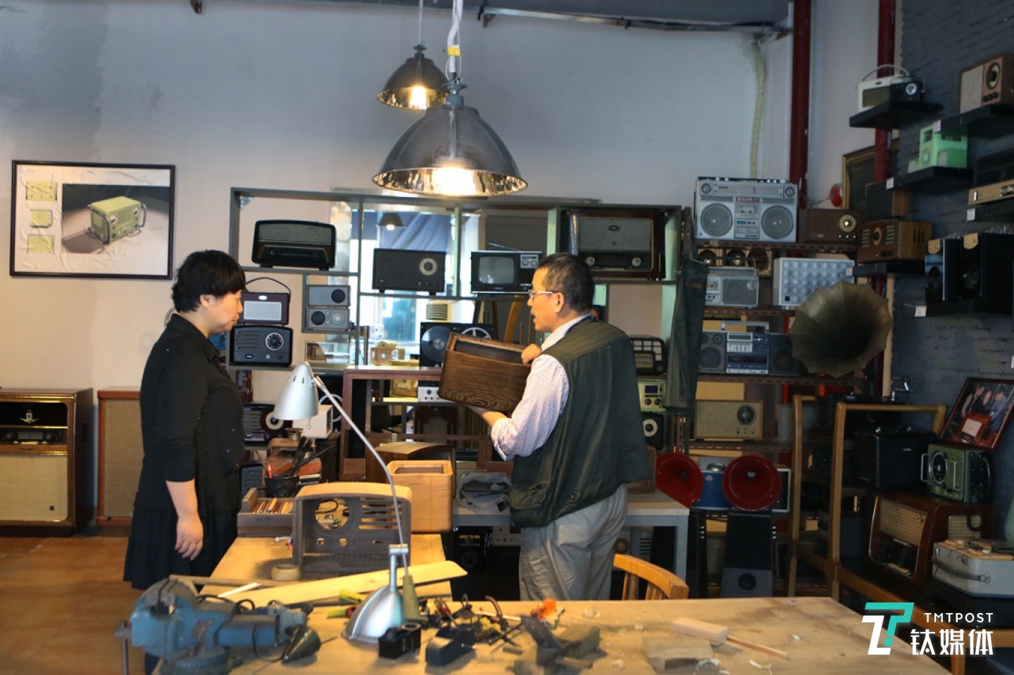 在工廠，曾德鈞有個(gè)專(zhuān)屬工作間，相對(duì)于布滿精密儀器的工作臺(tái)，他更喜歡這里有溫度的工作臺(tái)，貓王的設(shè)計(jì)和細(xì)節(jié)打磨，就是在這樣的工作環(huán)境下完成的。這里還陳列了曾德鈞這些年的一些手工作品，包括膽機(jī)、收音機(jī)、音箱。