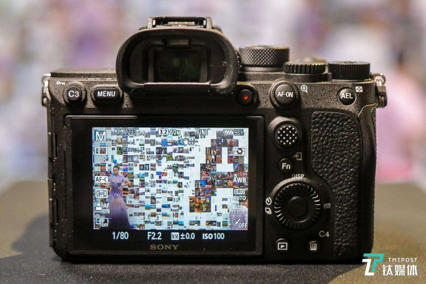 约576万像素 UXGA（Ultra-XGA） OLED Tru-Finder&trade;电子取景器