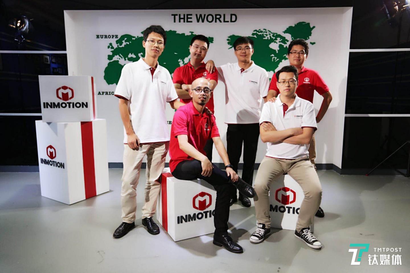 樂行團(tuán)隊曾經(jīng)拍過一張合影。（前排：陳志發(fā)、閆學(xué)凱；后排左起：李一鵬、郭蓋華、周偉、徐成）