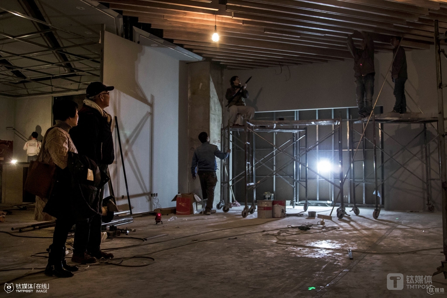 It was January 20th. Wukesongzhuozhan Shopping Mall, Beijing. The store Zheng Fude rented was under decoration. He named this store Maker, which would be open to public in late February. Fude has been gradually moving his works from Taiwan to Beijing, which will be part of his displaying models in the store. “This is more than just a store. I want to make something out of that. Models are not toys. They are educational,” Fude said. “That