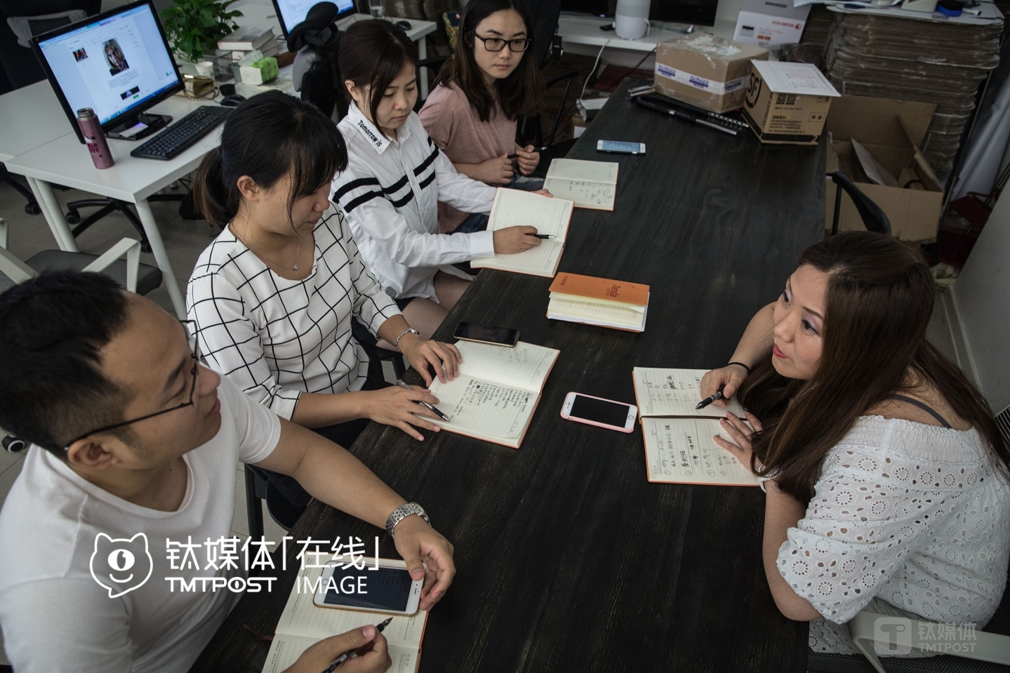 Catherine Lee (the person to the right of the picture) is a Cambridge graduate and used to work for Goldman Sachs. After having several rounds of conversation with the architect Zaha Hadid and being inspired by her design, she chose to base her own fashion consulting startup in Wangjing Soho, which was designed exactly by Zaha Hadid.