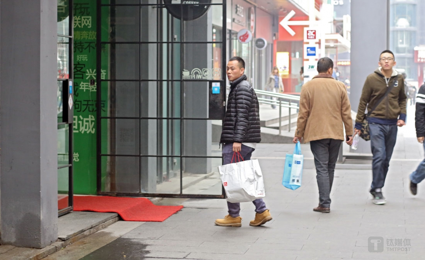 他在網(wǎng)上得知，在這里的咖啡館，是創(chuàng)業(yè)者聚集的地方，所以他很明確地找到了自己尋找志同道合者的地點。