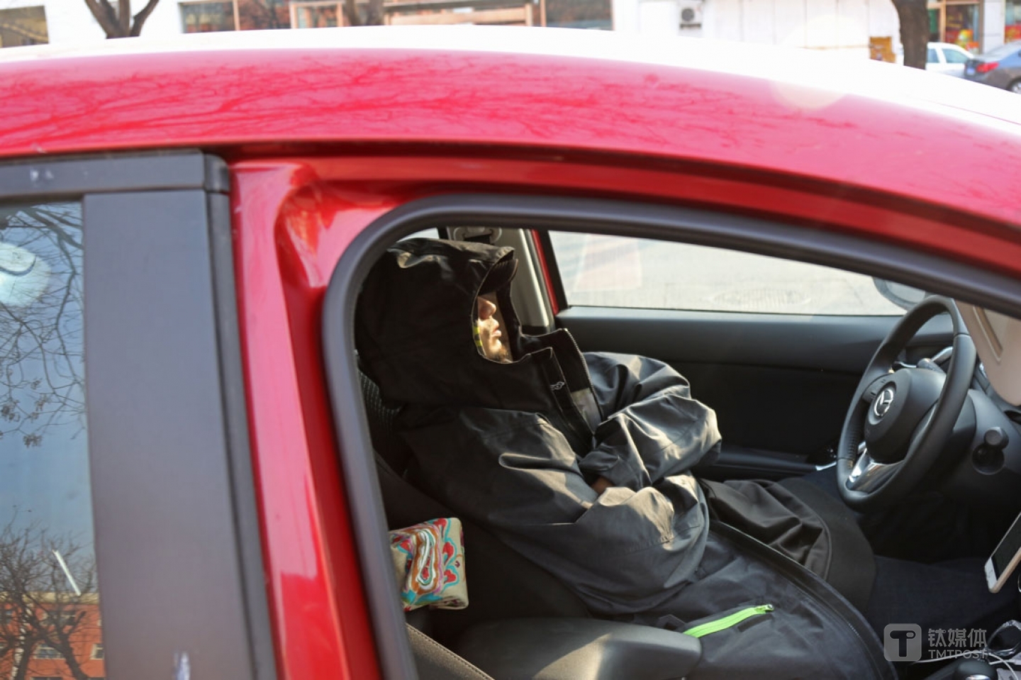 因为前一晚熬夜太晚，做完活动从雪场回来路上，他非常疲劳，只好找了个地方停车休息了半个小时才继续上路。