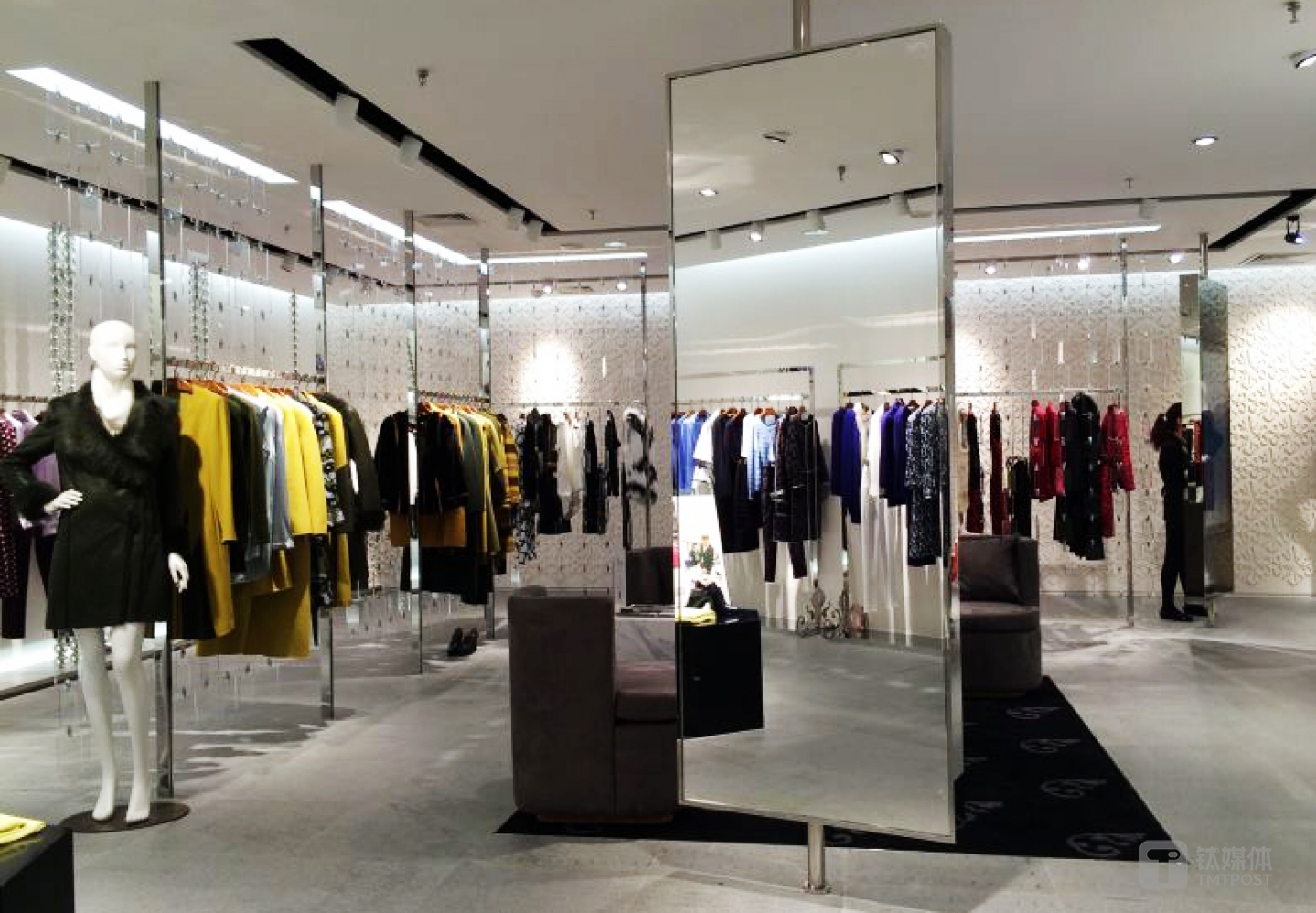 巨大鏡子的背面是嵌入“尚活族APP”的觸摸屏