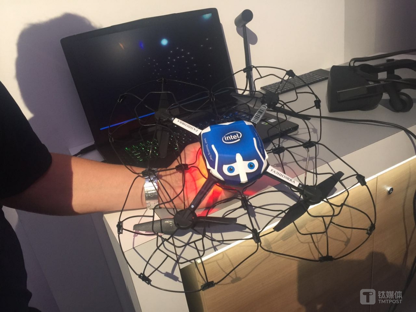 发布会现场展示英特尔无人机