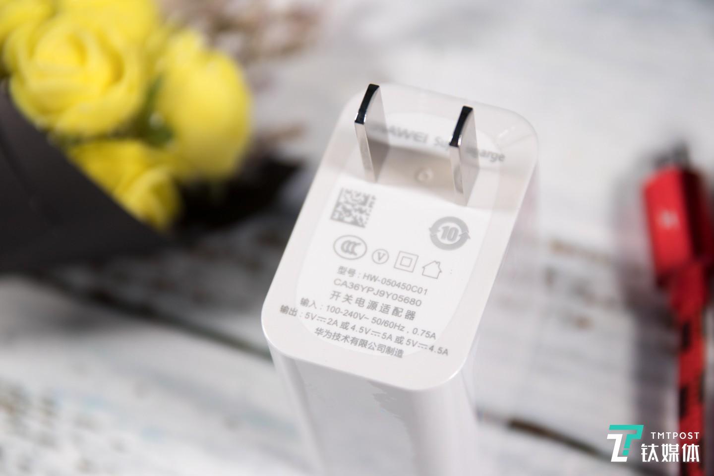 标配的22.5W充电器，30分钟能充50%的电量