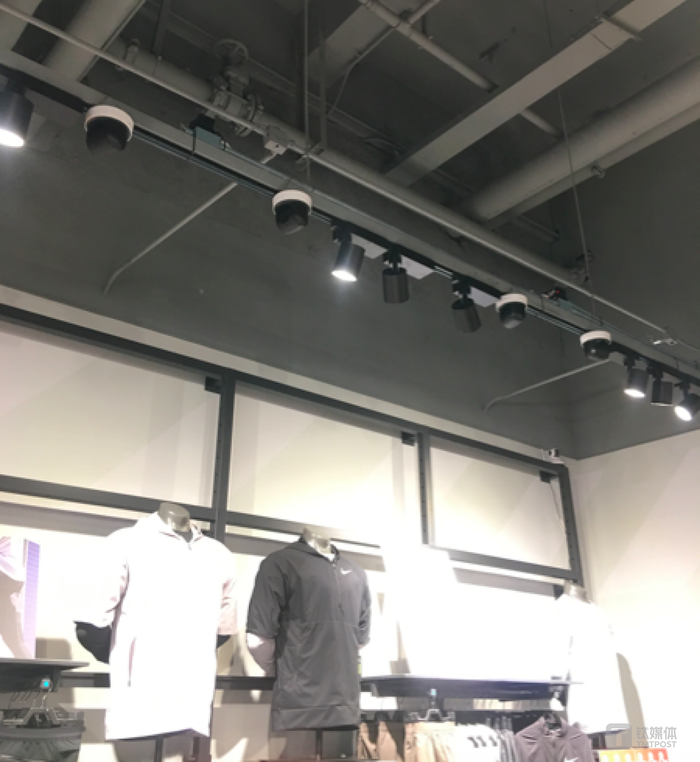 为了收集人脸信息，腾讯智慧零售在某门店内的布置的摄像头