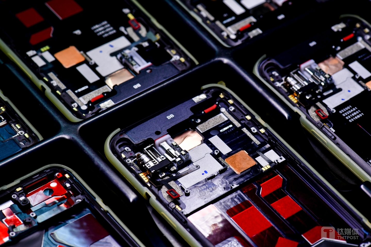 包含电机、弹簧等结构