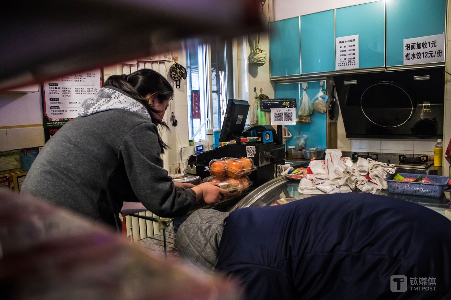 一家做生鮮配送的購(gòu)物平臺(tái)業(yè)務(wù)員送來(lái)了一批鮮果。從2014年開始，找到這家便利店想要合作或者已經(jīng)合作過(guò)的O2O購(gòu)物平臺(tái)，已經(jīng)不下10家，&ldquo;最開始的那家，只能在電腦上使，后來(lái)估計(jì)沒(méi)跟上智能手機(jī)的趟，掉隊(duì)了。&rdquo;唐元介紹，每天線上訂單有七八個(gè)，多的時(shí)候要跑十多趟，都是他自己騎著電動(dòng)車去送。