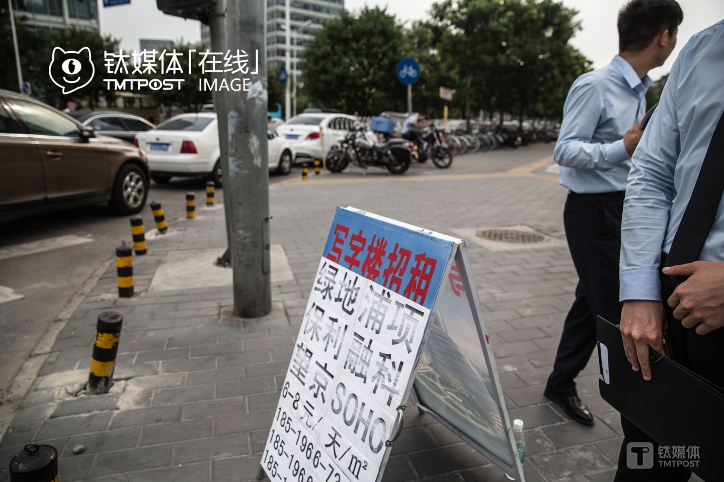 Real estate agents for office buildings were looking for potential renters. &ldquo;Among all the office buildings, Wangjing Soho is the most popular,&rdquo; a real estate agent told TMTpost. After Wangjing Soho was completed in 2014, a series of internet startups chose to move to the office building. Around this June and July, as the two-year lease is to expire, these startups have to decide whether to renew the lease or not. This is also the time when real estate agents are the busiest throughout the year.