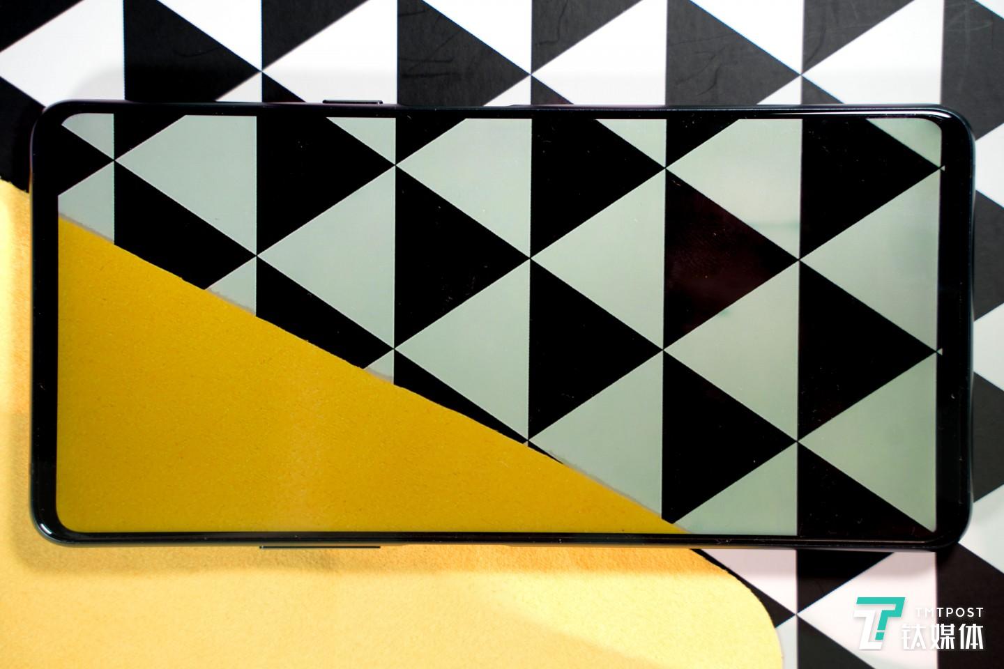 正面屏占比达到93.6%