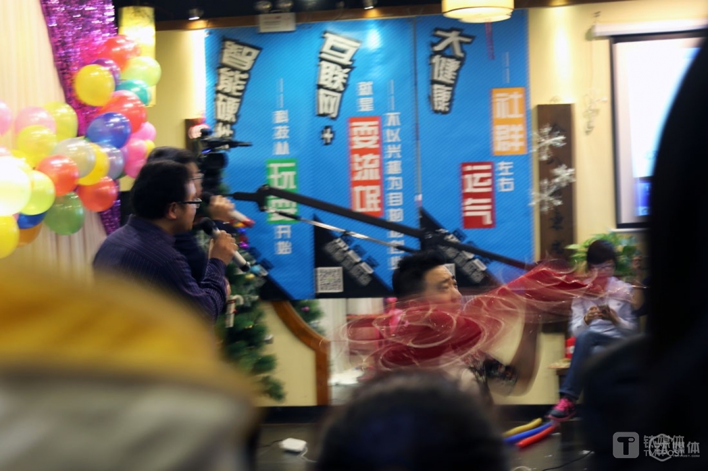 Some entrepreneurs are performing in a get-together of entrepreneurs in the Internet circle. The host also invites Mr. Chen to attend the activity. It happens that the place is also one of the new lecture spots of Mr. Chen in Beijing.