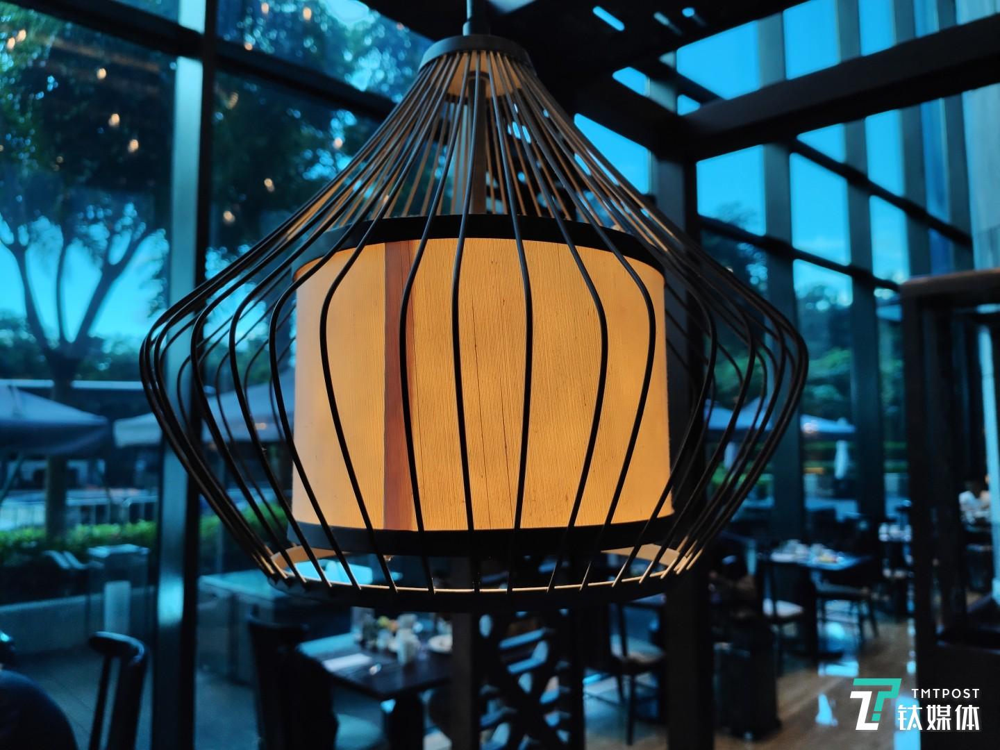 快门速度：1/100 秒、ISO：112、焦距：4.77 毫米、光圈：f/1.75