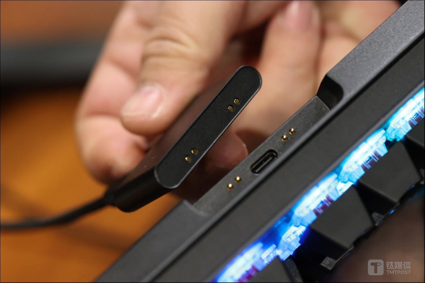 键盘采用磁吸接口