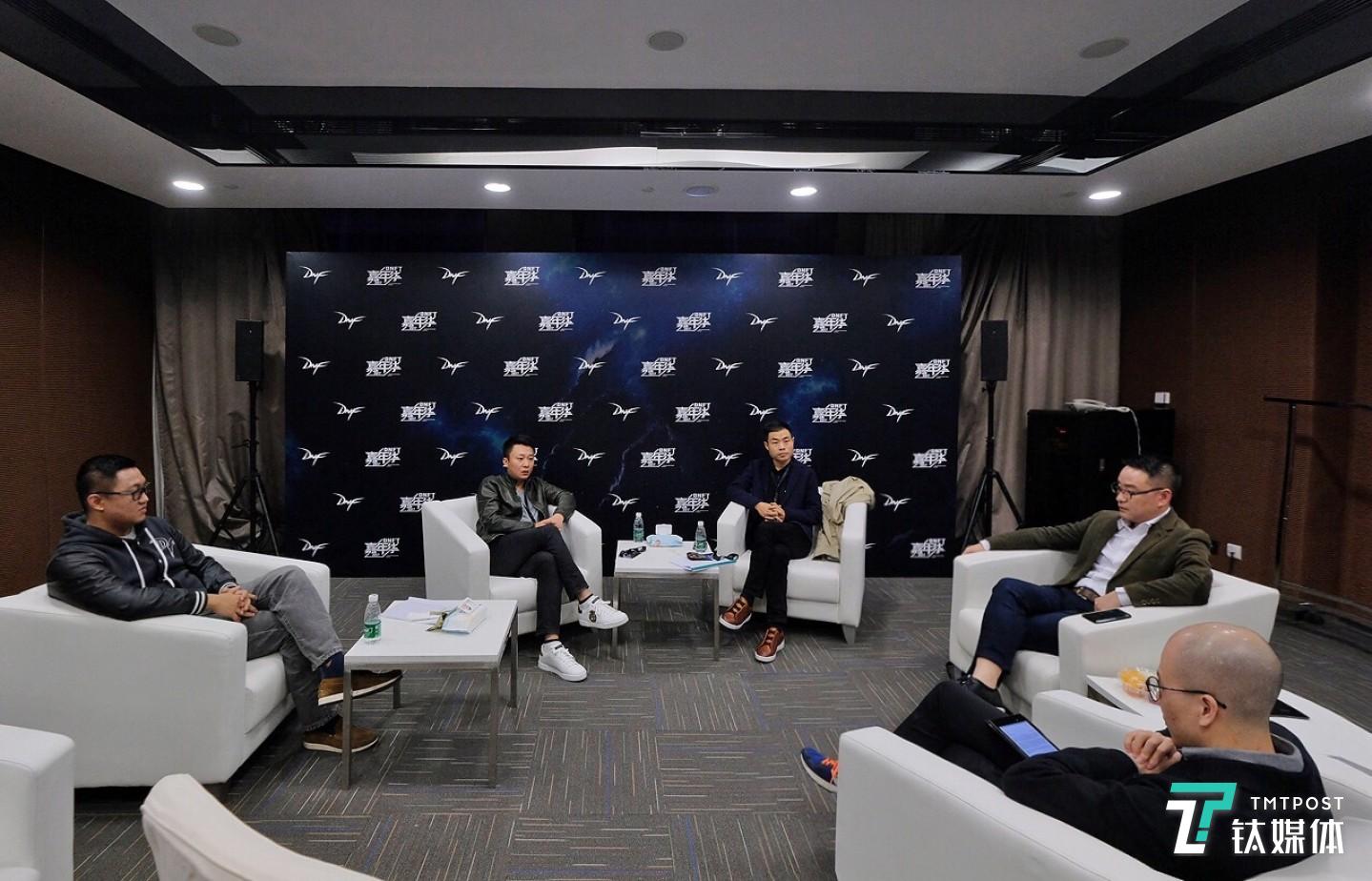 （左起）朱崢嶸、楊明、鈦媒體編輯胡勇