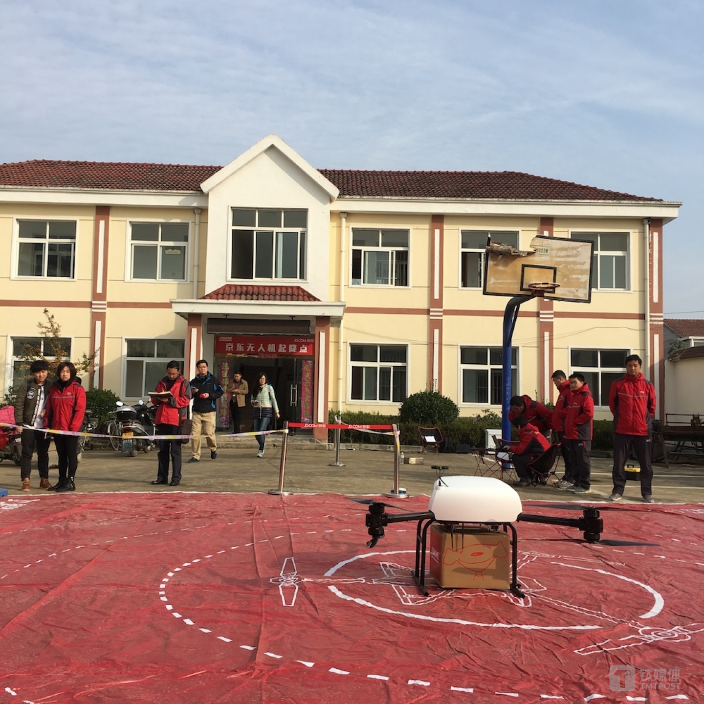 位于宿迁市旱闸村，京东无人机部门工作人员正在进行试飞前的调试