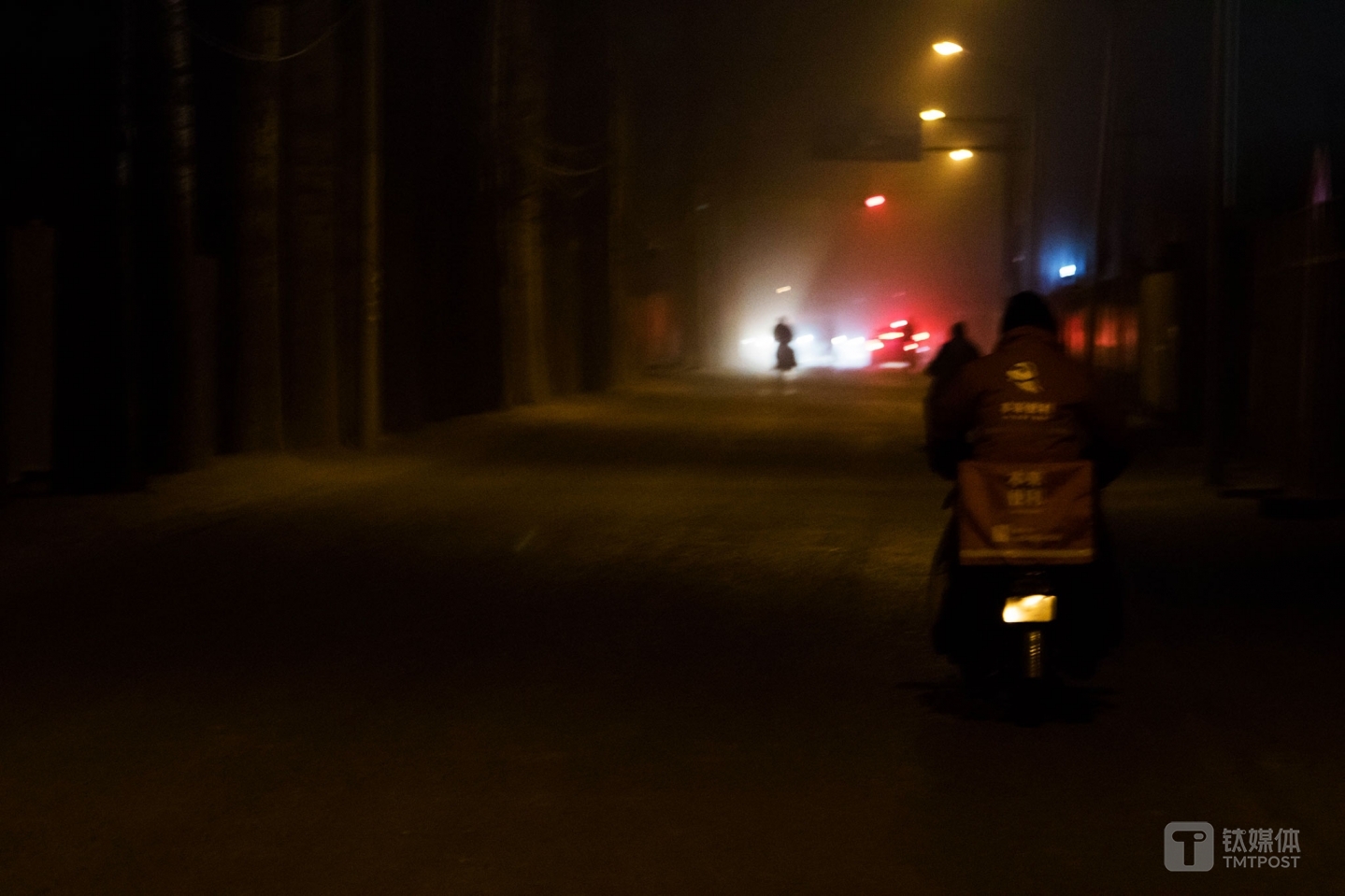 顧客所在的地方是個(gè)雜亂的城中村，上門的地址很難找，有時(shí)候連手機(jī)信號(hào)都沒(méi)有，最后，唐元還是騎著車，花了20多分鐘跑了一趟。