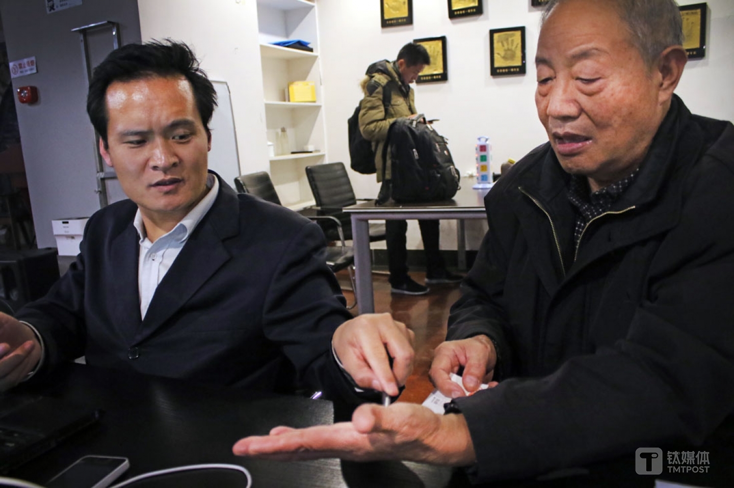 咖啡馆里，一个创业者听了王修煜“找不到投资”的感叹后，提出给他看一看手相，他告诉王修煜，以70岁的年龄，不太可能拿到钱，“你每天念三遍佛经，别吃肉，我看你融钱的事可能会有点希望”，他给王修煜支了一招。