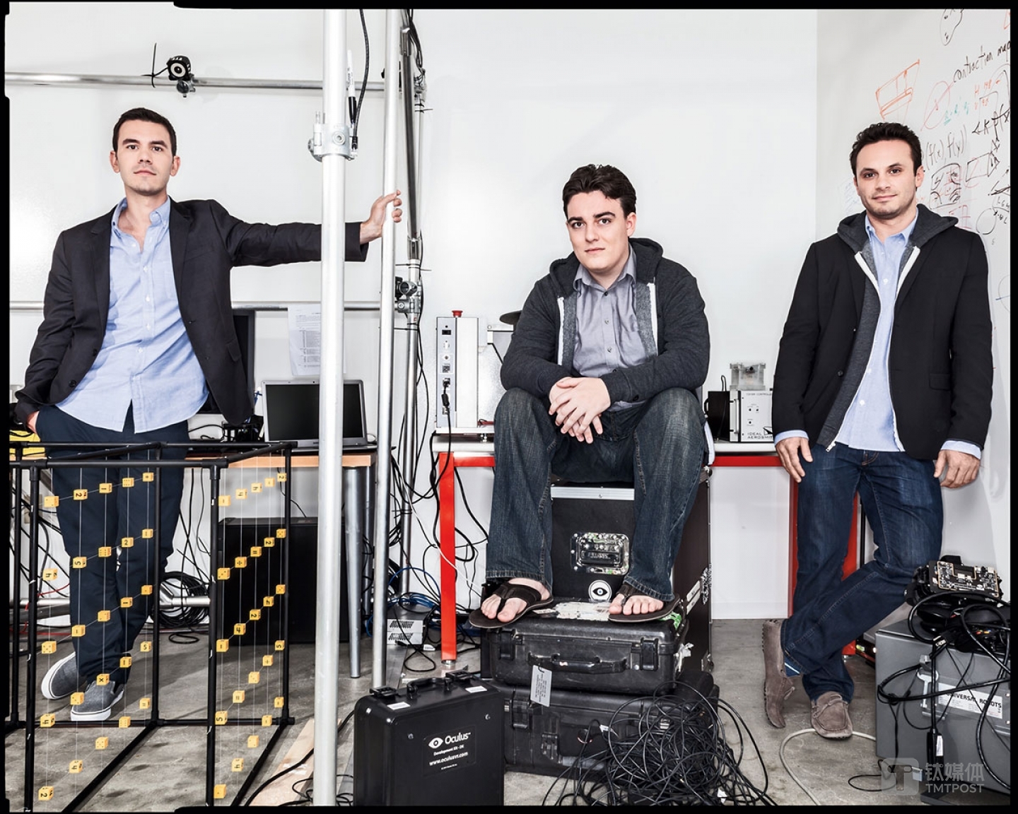 从左到右依次为 Oculus 产品副总裁米切尔（Nate Mitchell）、拉奇和 CEO 艾瑞比（Brendan Iribe），摄影：DAN WINTERS