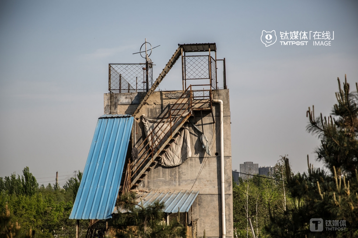 Most residents of this area moved to Tangjialing New City, which is a few hundred meters away from Zhongguancun Park. Several academic institutes such as China Academy of Space Technology and Academy of Opto-Electronics are just across the New City.