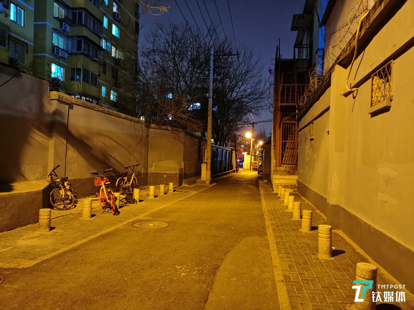 夜景样张，打开夜景模式-焦距：5.58mm，光圈：f/1.8，快门速度：4s。