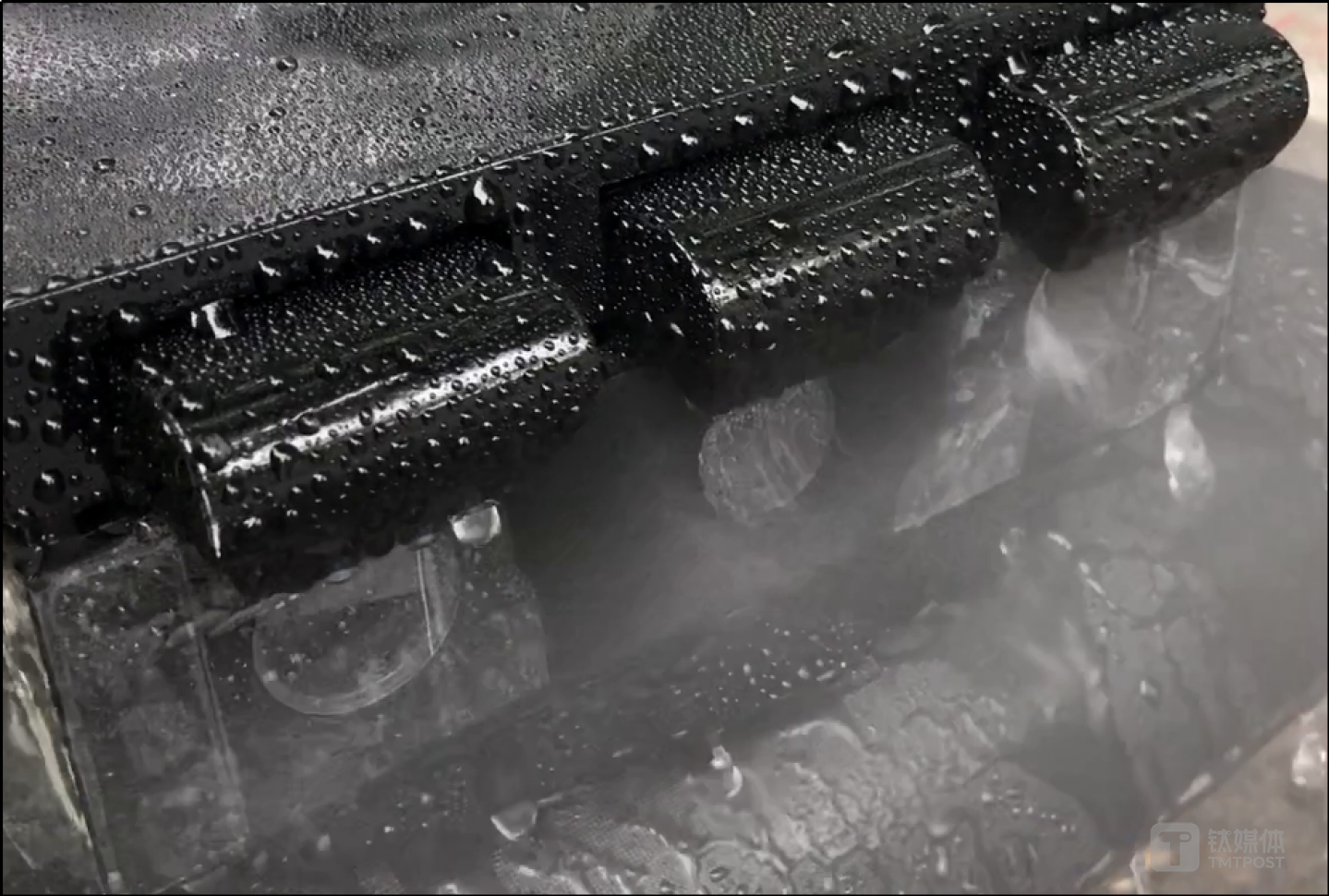 AutoX传感器具备软硬件一体化的防尘防雾防暴雨能力