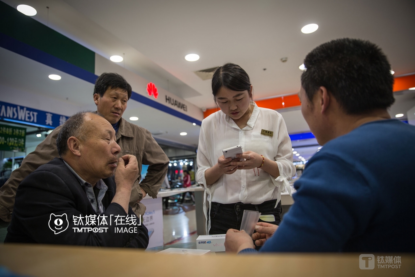 Three construction workers came into the store and asked the salesman to recommend a smartphone model priced at around RMB 1,500, and the salesman recommended them a VIVO model. They left the store after failing to make a bargain and buy the smartphone for RMB 1,000, but came to the store for the second time after half an hour and bought the smartphone. The first thing they did after buying the smartphone was asking the salesman to download an APP where they could watch CCTV live.