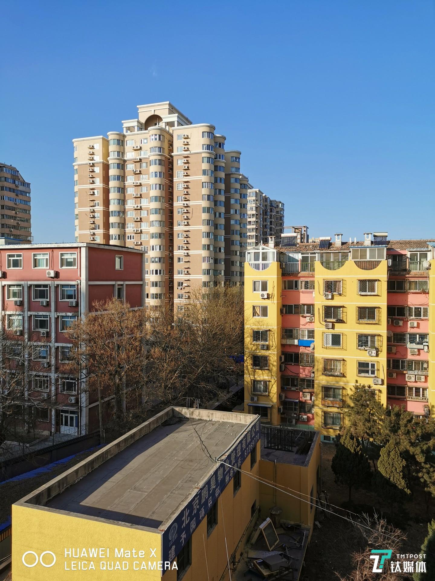 主摄-焦距：2.26mm，光圈：f/2.2，快门：1/1164