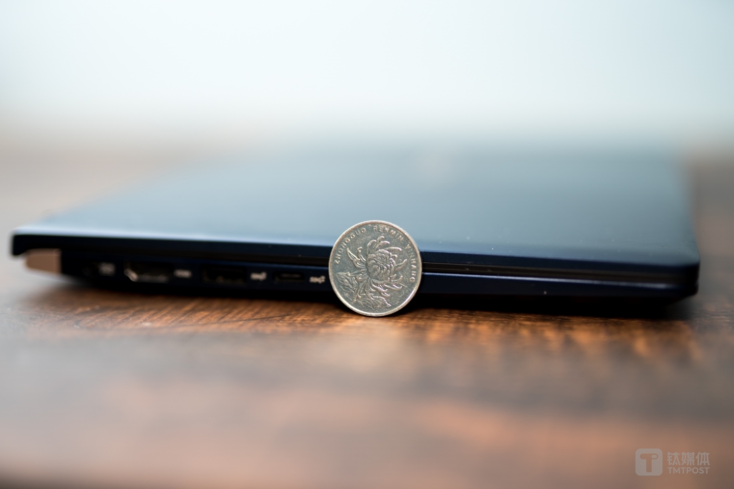 厚度并不算极致，但也算得上轻薄